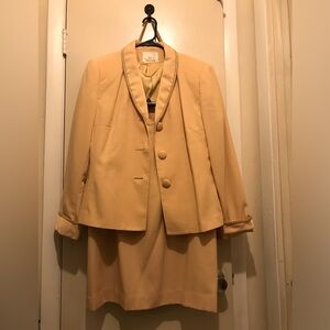 EN AVANCE Women's Cream Two-Piece Skirt Suit